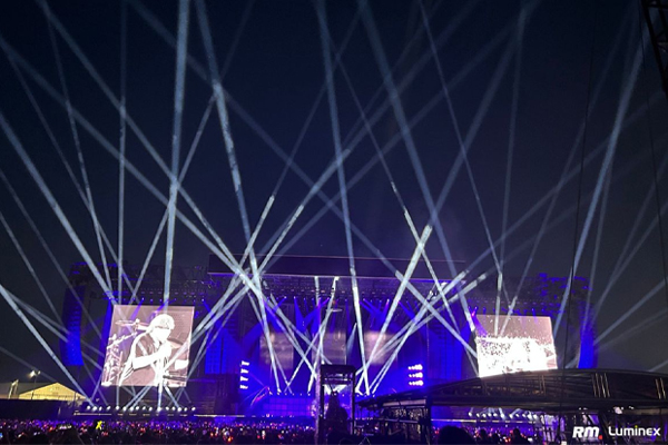 AC/DC在雷焦艾米利亞RFC運(yùn)動(dòng)場(chǎng)：音樂和技術(shù)的勝利！